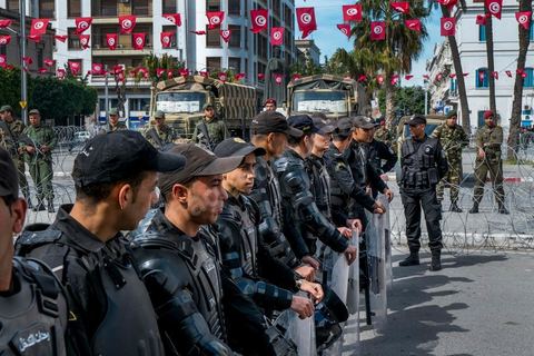 April 9, 2013: As part of security measures, police cordoned off both sides of the avenue. On Martyrs’ Day, Bourguiba Avenue in Tunis hosted several political marches. Between the first march by the new political alliance “Union for Tunisia”—comprising the progressive parties Nidaa Tounes, Al Joumhouri, Al Massar, the Socialist Party, and the Patriotic Party—and the march by supporters of Ennahdha and the Leagues for the Protection of the Revolution (LPR), tensions were at their peak but were kept under control by a substantial and effective security presence.