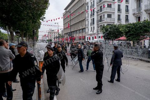 April 9, 2013: As part of security measures, police cordoned off both sides of the avenue. On Martyrs’ Day, Bourguiba Avenue in Tunis hosted several political marches. Between the first march by the new political alliance “Union for Tunisia”—comprising the progressive parties Nidaa Tounes, Al Joumhouri, Al Massar, the Socialist Party, and the Patriotic Party—and the march by supporters of Ennahdha and the Leagues for the Protection of the Revolution (LPR), tensions were at their peak but were kept under control by a substantial and effective security presence.