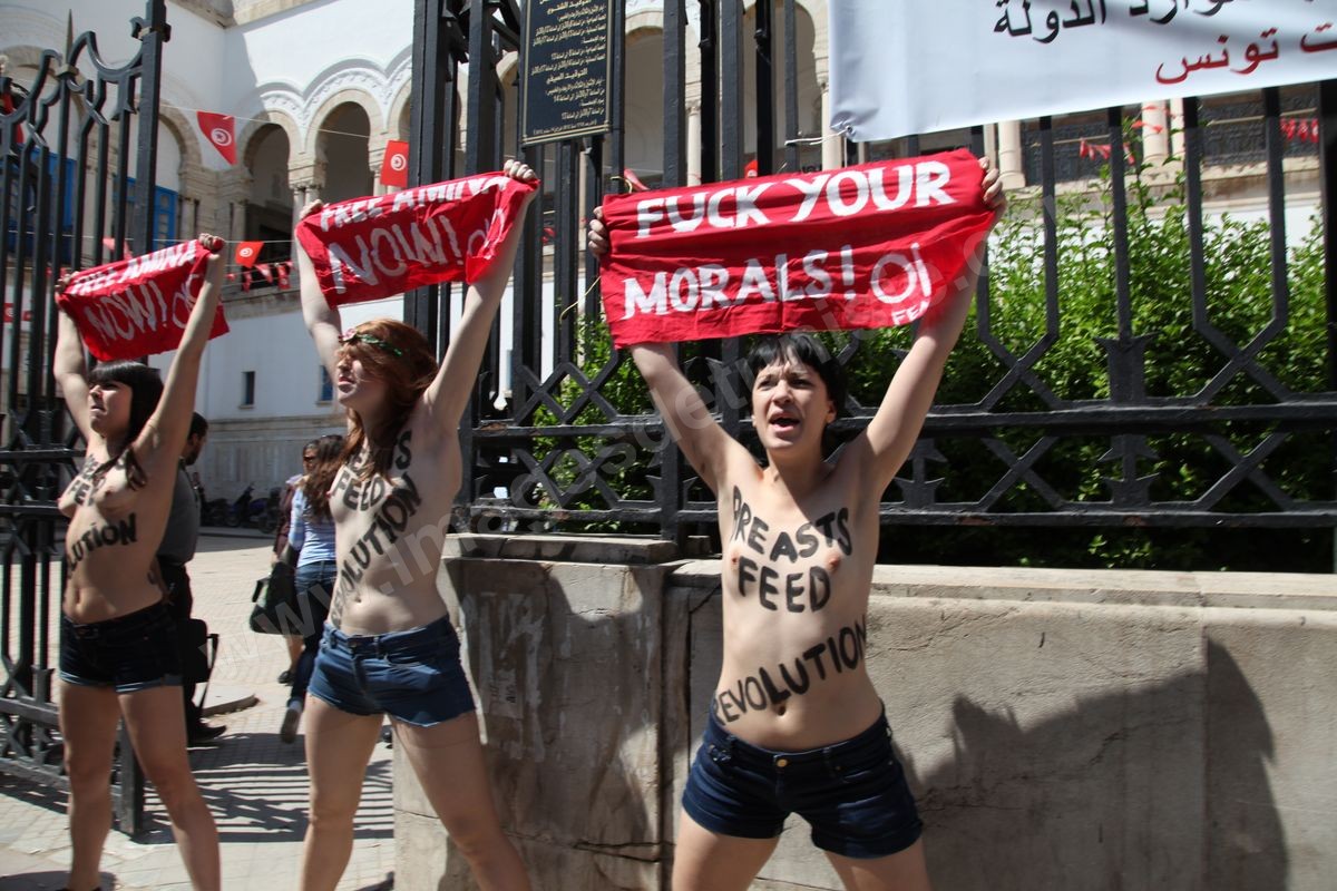 M21-100 Femen à Tunis devant tribunal 29052013