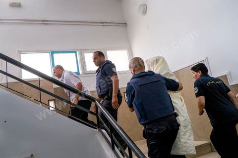 5 juin : Arrivée au tribunal de Amina couverte d'un safsari au tribunal de Kairouan pour l'audience de Amina Sboui, la prem!re femen tunisienne, dans le bureau du juge.