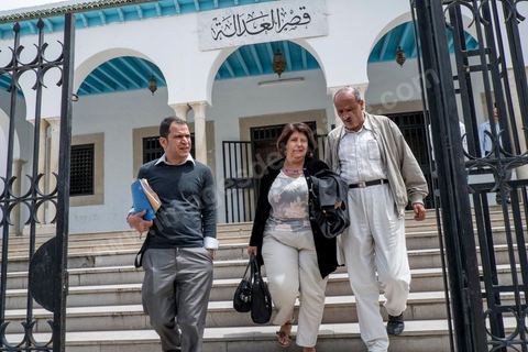 5 juin : Helim Meddeb, Hayet Jazzar deux des avocats de Amina et Mounir Sboui le père de Amina au tribunal de Kairouan pour l'audience de Amina Sboui, la première femen tunisienne, dans le bureau du juge.