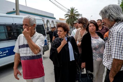 5 juin : a la sortie de l'audience, l'avocate militante de Amina Radhia Nasraoui retrouve les militants des droits de l'homme venus de Tunis et Kairouan soutenir Amina, la police nous raccompagne sous protection à nos voitures. Au tribunal de Kairouan pour l'audience de Amina Sboui, la première femen tunisienne, dans le bureau du juge.
