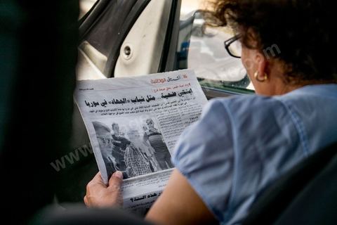 5 juin : En route vers Kairoaun, l'avocate militante Radhia Nasraoui lit un article sur Amina dans la presse tunisienne . Au tribunal de Kairouan pour l'audience de Amina Sboui, la première femen tunisienne, dans le bureau du juge.