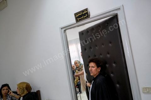 5 juin : Radhia Nasraoui entre dans le bureau du juge de Kairouan pour l'audience de Amina. au tribunal de Kairouan pour l'audience de Amina Sboui, la prem!re femen tunisienne, dans le bureau du juge.