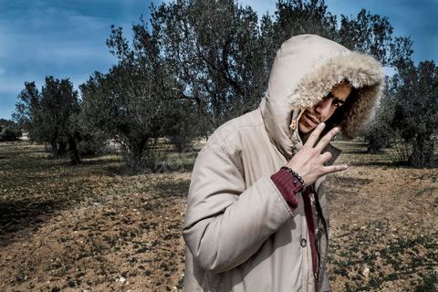 28 mars 2013 : rencontre avec le rappeur Alaa Yaacoubi alias Weld El 15, qui se cache en Tunisie après sa condamnation par contumance à deux ans de prison avec 4 autres rappeurs pour sa chanson et son clip video du morceau musical "Boulicia Kleb" qui veut dire "les policiers sont des chiens". Dans ce Clip, Weld El 15 relate son vécu avec la justice et la police, le clip a été qualifié d’injure et d’immoral par les autorités tunisiennes.