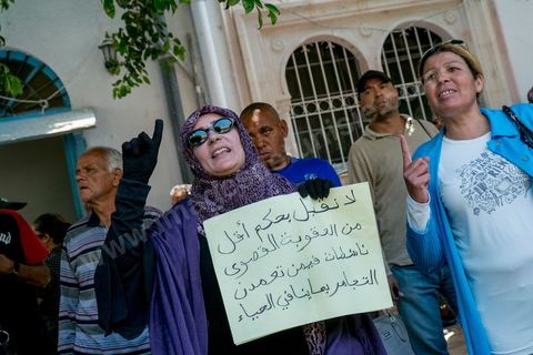 12 mais 2013: devant le tribunal face à quelques journalistes, un petit groupe de femmes appellent à une condamnation ferme et maximale pour les "3 femen qui ont porté atteinte à la pudeur".  Au tribunal de 1ère instance de Tunis, se déroule le procès des trois femen venus de France et d'Allemagne pour une action seins nus deux semaines avant. Emprisonnées depuis deux semaines, elles ont été condamnés à 4 mois et 1 jour de prison ferme.
