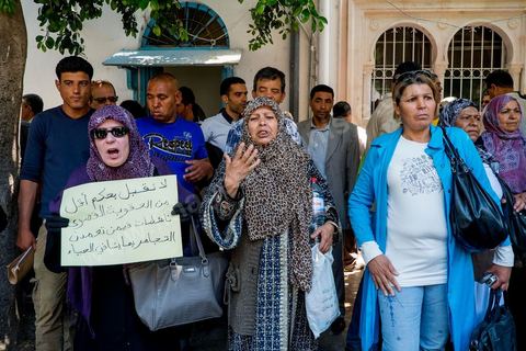 12 mais 2013: devant le tribunal face à quelques journalistes, un petit groupe de femmes appellent à une condamnation ferme et maximale pour les "3 femen qui ont porté atteinte à la pudeur".  Au tribunal de 1ère instance de Tunis, se déroule le procès des trois femen venus de France et d'Allemagne pour une action seins nus deux semaines avant. Emprisonnées depuis deux semaines, elles ont été condamnés à 4 mois et 1 jour de prison ferme.