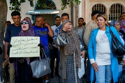 12 mais 2013: devant le tribunal face à quelques journalistes, un petit groupe de femmes appellent à une condamnation ferme et maximale pour les "3 femen qui ont porté atteinte à la pudeur".  Au tribunal de 1ère instance de Tunis, se déroule le procès des trois femen venus de France et d'Allemagne pour une action seins nus deux semaines avant. Emprisonnées depuis deux semaines, elles ont été condamnés à 4 mois et 1 jour de prison ferme.