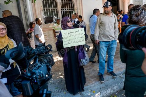 12 mais 2013: devant le tribunal face à quelques journalistes, un petit groupe de femmes appellent à une condamnation ferme et maximale pour les "3 femen qui ont porté atteinte à la pudeur".  Au tribunal de 1ère instance de Tunis, se déroule le procès des trois femen venus de France et d'Allemagne pour une action seins nus deux semaines avant. Emprisonnées depuis deux semaines, elles ont été condamnés à 4 mois et 1 jour de prison ferme.