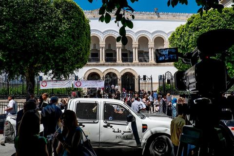 12 mais 2013: Interdit d'entrée, les journalistes attendent devant le tribunla la fin du procès des trois femen, au tribunal de 1ère instance de Tunis, se déroule le procès des trois femen venus de France et d'Allemagne pour une action seins nus deux semaines avant. Emprisonnées depuis deux semaines, elles ont été condamnés à 4 mois et 1 jour de prison ferme.