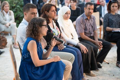 4 juillet 2013 : Amira Yahyaoui, présidente de l'association Al Bawsala, interroge François Hollande au Lycée français Gustave Flaubert à la Marsa, lors de sa visite d'Etat à Tunis les 4 et 5 juillet 2013.