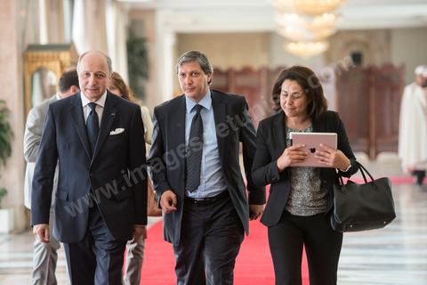 5 juillet 2013 : Laurent Fabius, Ministre des Affaires étrangères, Selim Ben Abdesalem et Karima Souid, députés élus tunisiens de France, lors de la Réception de François Hollande à l'Assemblée nationale constituante, pendant la visite d'Etat de Président de la République française à Tunis les 4 et 5 juillet 2013.