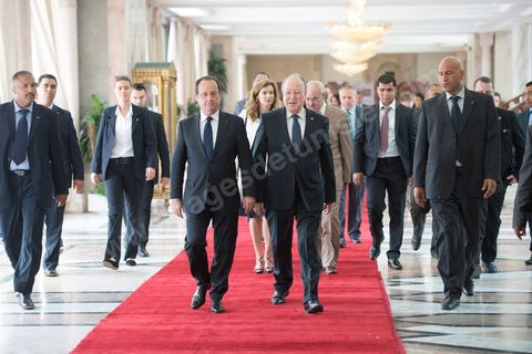 5 juillet 2013 : Réception de François Hollande par Mustapha Ben Jaafar, président de l'Assemblée nationale constituante, lors de la visite d'Etat de Président de la République française à Tunis les 4 et 5 juillet 2013.