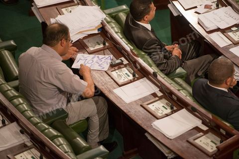 5 juillet 2013 : Un député prépare une pancarte de soutien à Evo Morales pour protester contre le blocage de l'avion Bolivien en France lors de la Réception de François Hollande à l'Assemblée nationale constituante, lors de la visite d'Etat de Président de la République française à Tunis les 4 et 5 juillet 2013.