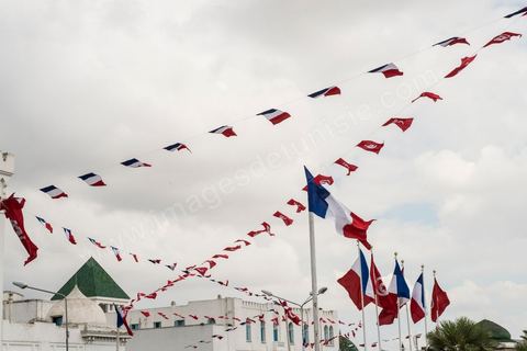5 juillet 2013 : Drapeaux français à Tuns lors la visite d'Etat de Président de la République française les 4 et 5 juillet 2013.