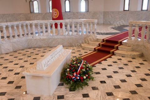 5 juillet 2013 : Mémorial de Farhat Hached, leader syndical et du mouvement national, assassiné en 1952, probablement par les services français. François Hollande a remis à sa famille des archives permettant d'établir la vérité lors de sa Visite d'Etat les 4 et 5 juillet 2013.