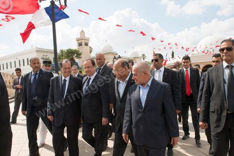5 juillet 2013 : Les présidents François Hollande et Moncef Marzouki, le secrétaire général de l'UGTT Houcine Abassi et Noureddine Hached à la sortie du mémorial de Ferhat Hached, leader syndical et du mouvement national, assassiné en 1952, probablement par les services français. François Hollande a remis à sa famille des archives permettant d'établir la vérité lors de sa Visite d'Etat les 4 et 5 juillet 2013.