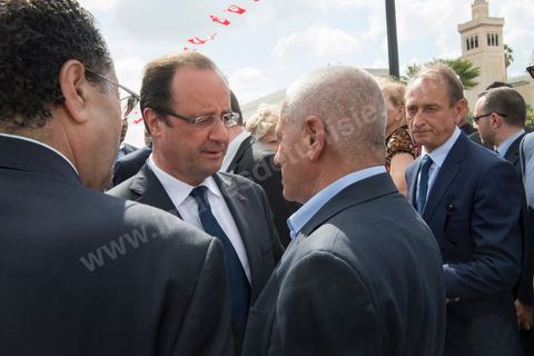 5 juillet 2013 : François Hollande, le secrétaire général de l'UGTT Houcine Abassi et Noureddine Hached à la sortie du mémorial de Ferhat Hached, leader syndical et du mouvement national, assassiné en 1952, probablement par les services français. François Hollande a remis à sa famille des archives permettant d'établir la vérité lors de sa Visite d'Etat les 4 et 5 juillet 2013.
