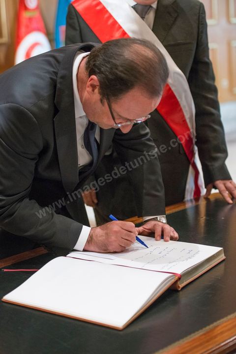 5 juillet 2013 : François Hollande signe le livre d'or de la Ville de Tunis lors de sa visite d'Etat en Tunisie les 4 et 5 juillet 2013.
