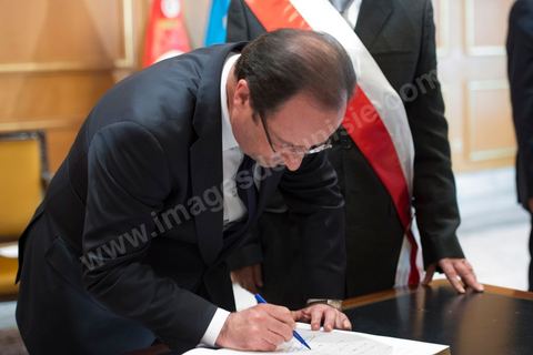 5 juillet 2013 : François Hollande signe le livre d'or de la Ville de Tunis lors de sa visite d'Etat en Tunisie les 4 et 5 juillet 2013.