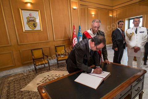 5 juillet 2013 : François Hollande signe le livre d'or de la Ville de Tunis lors de sa visite d'Etat en Tunisie les 4 et 5 juillet 2013.