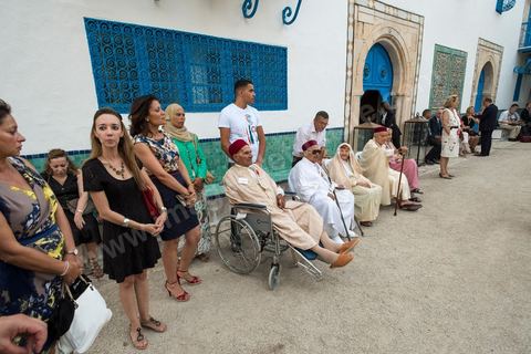 Des anciens combattants de la guerre de 1939-45, décorés de la Légion d'honneur attendent le président François Hollande à la résidence de l'Ambassade de France, lors de la visite du président français, à Tunis les 4 et 5 juillet 2013.