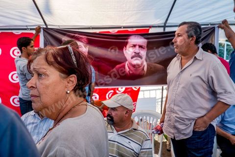 31 juillet 2013 : Tente des députés qui se sont retirés de l'ANC. depuis 4 soirs, les tunisiois se réunissent sur la place devant l'Assemblée Nationale dans le quartier du Bardo de Tunis. Autour des sitins nocturnes des députés en grève, la population vient manifester son mécontement suite à l'assassinat du député Mohamed Brahmi et des 8 militaires au Jebel Chambi