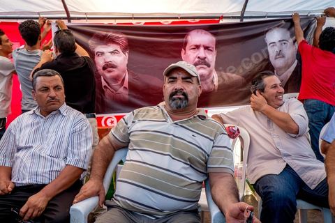 31 juillet 2013 : Tente des députés qui se sont retirés de l'ANC. depuis 4 soirs, les tunisiois se réunissent sur la place devant l'Assemblée Nationale dans le quartier du Bardo de Tunis. Autour des sitins nocturnes des députés en grève, la population vient manifester son mécontement suite à l'assassinat du député Mohamed Brahmi et des 8 militaires au Jebel Chambi