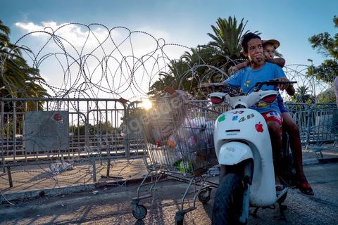 31 juillet 2013 : No mans Lands établi par la police entre les manofestants pro et anti gouvernement devant l'assemblée.  depuis 4 soirs, les tunisiois se réunissent sur la place devant l'Assemblée Nationale dans le quartier du Bardo de Tunis. Autour des sitins nocturnes des députés en grève, la population vient manifester son mécontement suite à l'assassinat du député Mohamed Brahmi et des 8 militaires au Jebel Chambi