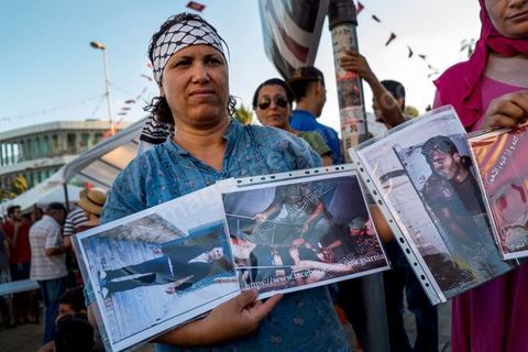 31 juillet 2013 : Groupe de femmes présentant les photos des militraires assassinés la veille au Jebel Chambi par des islamistes. depuis 4 soirs, les tunisiois se réunissent sur la place devant l'Assemblée Nationale dans le quartier du Bardo de Tunis. Autour des sitins nocturnes des députés en grève, la population vient manifester son mécontement suite à l'assassinat du député Mohamed Brahmi et des 8 militaires au Jebel Chambi