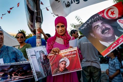 31 juillet 2013 : Groupe de femmes présentant les photos des militraires assassinés la veille au Jebel Chambi par des islamistes. depuis 4 soirs, les tunisiois se réunissent sur la place devant l'Assemblée Nationale dans le quartier du Bardo de Tunis. Autour des sitins nocturnes des députés en grève, la population vient manifester son mécontement suite à l'assassinat du député Mohamed Brahmi et des 8 militaires au Jebel Chambi
