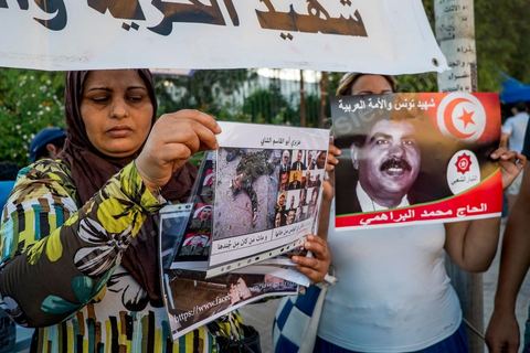 31 juillet 2013 : Groupe de femmes présentant les photos des militraires assassinés la veille au Jebel Chambi par des islamistes. depuis 4 soirs, les tunisiois se réunissent sur la place devant l'Assemblée Nationale dans le quartier du Bardo de Tunis. Autour des sitins nocturnes des députés en grève, la population vient manifester son mécontement suite à l'assassinat du député Mohamed Brahmi et des 8 militaires au Jebel Chambi