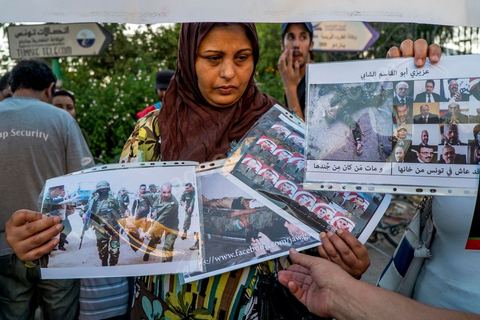 31 juillet 2013 : Groupe de femmes présentant les photos des militraires assassinés la veille au Jebel Chambi par des islamistes. depuis 4 soirs, les tunisiois se réunissent sur la place devant l'Assemblée Nationale dans le quartier du Bardo de Tunis. Autour des sitins nocturnes des députés en grève, la population vient manifester son mécontement suite à l'assassinat du député Mohamed Brahmi et des 8 militaires au Jebel Chambi