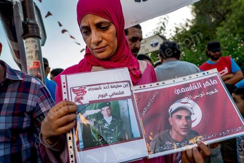 31 juillet 2013 : Groupe de femmes présentant les photos des militraires assassinés la veille au Jebel Chambi par des islamistes. depuis 4 soirs, les tunisiois se réunissent sur la place devant l'Assemblée Nationale dans le quartier du Bardo de Tunis. Autour des sitins nocturnes des députés en grève, la population vient manifester son mécontement suite à l'assassinat du député Mohamed Brahmi et des 8 militaires au Jebel Chambi