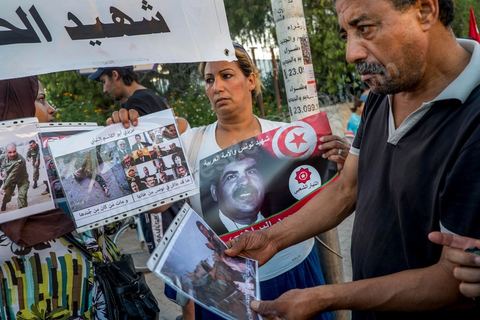 31 juillet 2013 : Groupe de femmes présentant les photos des militraires assassinés la veille au Jebel Chambi par des islamistes. depuis 4 soirs, les tunisiois se réunissent sur la place devant l'Assemblée Nationale dans le quartier du Bardo de Tunis. Autour des sitins nocturnes des députés en grève, la population vient manifester son mécontement suite à l'assassinat du député Mohamed Brahmi et des 8 militaires au Jebel Chambi