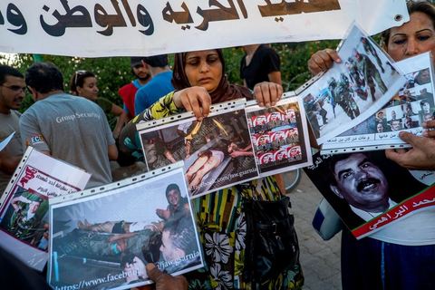 31 juillet 2013 : Groupe de femmes présentant les photos des militraires assassinés la veille au Jebel Chambi par des islamistes. depuis 4 soirs, les tunisiois se réunissent sur la place devant l'Assemblée Nationale dans le quartier du Bardo de Tunis. Autour des sitins nocturnes des députés en grève, la population vient manifester son mécontement suite à l'assassinat du député Mohamed Brahmi et des 8 militaires au Jebel Chambi