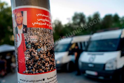 31 juillet 2013 : Affichage et polce. depuis 4 soirs, les tunisiois se réunissent sur la place devant l'Assemblée Nationale dans le quartier du Bardo de Tunis. Autour des sitins nocturnes des députés en grève, la population vient manifester son mécontement suite à l'assassinat du député Mohamed Brahmi et des 8 militaires au Jebel Chambi