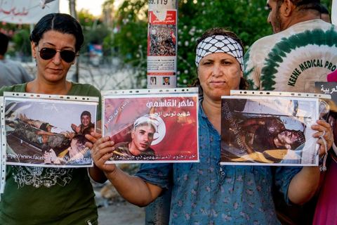 31 juillet 2013 : Groupe de femmes présentant les photos des militraires assassinés la veille au Jebel Chambi par des islamistes. depuis 4 soirs, les tunisiois se réunissent sur la place devant l'Assemblée Nationale dans le quartier du Bardo de Tunis. Autour des sitins nocturnes des députés en grève, la population vient manifester son mécontement suite à l'assassinat du député Mohamed Brahmi et des 8 militaires au Jebel Chambi