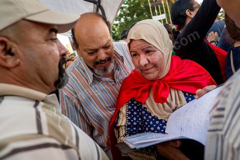 31 juillet 2013 : Discussions entre députés et manifestants. depuis 4 soirs, les tunisiois se réunissent sur la place devant l'Assemblée Nationale dans le quartier du Bardo de Tunis. Autour des sitins nocturnes des députés en grève, la population vient manifester son mécontement suite à l'assassinat du député Mohamed Brahmi et des 8 militaires au Jebel Chambi
