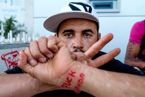 31 juillet 2013 : jeu,es manifestants avec un "Fuck Nahdha" sur ses poignées. depuis 4 soirs, les tunisiois se réunissent sur la place devant l'Assemblée Nationale dans le quartier du Bardo de Tunis. Autour des sitins nocturnes des députés en grève, la population vient manifester son mécontement suite à l'assassinat du député Mohamed Brahmi et des 8 militaires au Jebel Chambi