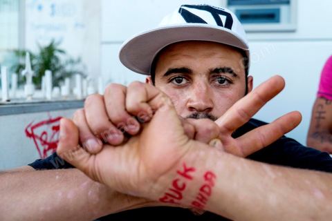 31 juillet 2013 : jeu,es manifestants avec un "Fuck Nahdha" sur ses poignées. depuis 4 soirs, les tunisiois se réunissent sur la place devant l'Assemblée Nationale dans le quartier du Bardo de Tunis. Autour des sitins nocturnes des députés en grève, la population vient manifester son mécontement suite à l'assassinat du député Mohamed Brahmi et des 8 militaires au Jebel Chambi