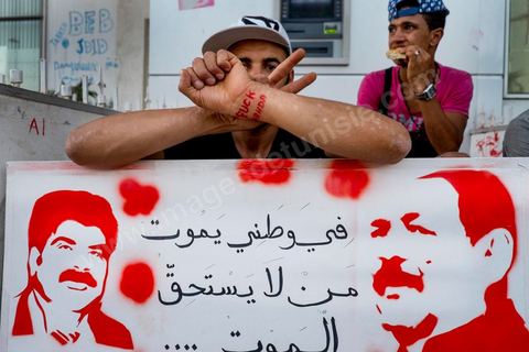 31 juillet 2013 : jeu,es manifestants avec un "Fuck Nahdha" sur ses poignées. depuis 4 soirs, les tunisiois se réunissent sur la place devant l'Assemblée Nationale dans le quartier du Bardo de Tunis. Autour des sitins nocturnes des députés en grève, la population vient manifester son mécontement suite à l'assassinat du député Mohamed Brahmi et des 8 militaires au Jebel Chambi