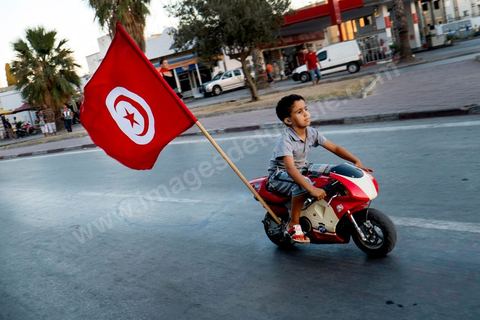 31 juillet 2013 : depuis 4 soirs, les tunisiois se réunissent sur la place devant l'Assemblée Nationale dans le quartier du Bardo de Tunis. Autour des sitins nocturnes des députés en grève, la population vient manifester son mécontement suite à l'assassinat du député Mohamed Brahmi et des 8 militaires au Jebel Chambi