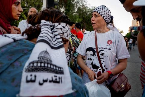 31 juillet 2013 : depuis 4 soirs, les tunisiois se réunissent sur la place devant l'Assemblée Nationale dans le quartier du Bardo de Tunis. Autour des sitins nocturnes des députés en grève, la population vient manifester son mécontement suite à l'assassinat du député Mohamed Brahmi et des 8 militaires au Jebel Chambi