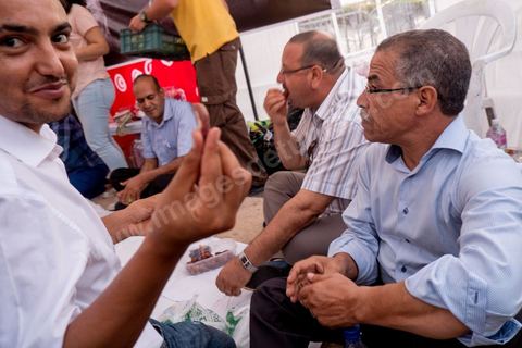 31 juillet 2013 : Stand des députés en gréve. depuis 4 soirs, les tunisiois se réunissent sur la place devant l'Assemblée Nationale dans le quartier du Bardo de Tunis. Autour des sitins nocturnes des députés en grève, la population vient manifester son mécontement suite à l'assassinat du député Mohamed Brahmi et des 8 militaires au Jebel Chambi
