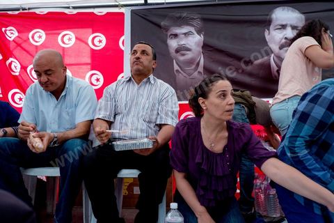 31 juillet 2013 : Stand des députés en gréve. depuis 4 soirs, les tunisiois se réunissent sur la place devant l'Assemblée Nationale dans le quartier du Bardo de Tunis. Autour des sitins nocturnes des députés en grève, la population vient manifester son mécontement suite à l'assassinat du député Mohamed Brahmi et des 8 militaires au Jebel Chambi