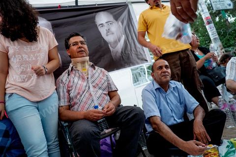 31 juillet 2013 : Stand des députés en gréve. depuis 4 soirs, les tunisiois se réunissent sur la place devant l'Assemblée Nationale dans le quartier du Bardo de Tunis. Autour des sitins nocturnes des députés en grève, la population vient manifester son mécontement suite à l'assassinat du député Mohamed Brahmi et des 8 militaires au Jebel Chambi