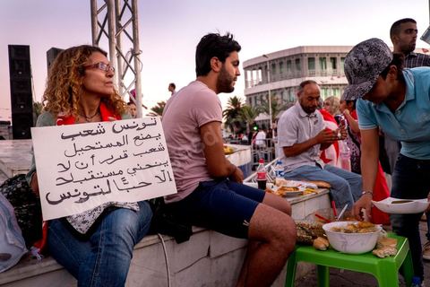 31 juillet 2013 : Rupture de jeune et diner de l'iftar tous ensemble sur la plce du Bardo. depuis 4 soirs, les tunisiois se réunissent sur la place devant l'Assemblée Nationale dans le quartier du Bardo de Tunis. Autour des sitins nocturnes des députés en grève, la population vient manifester son mécontement suite à l'assassinat du député Mohamed Brahmi et des 8 militaires au Jebel Chambi