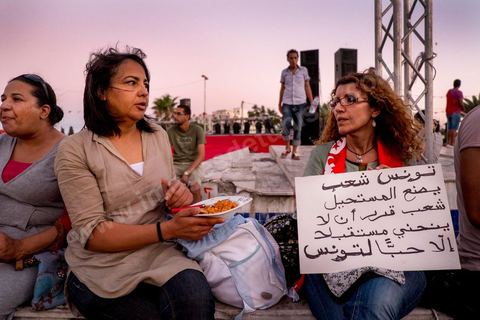 31 juillet 2013 : Rupture de jeune et diner de l'iftar tous ensemble sur la plce du Bardo. depuis 4 soirs, les tunisiois se réunissent sur la place devant l'Assemblée Nationale dans le quartier du Bardo de Tunis. Autour des sitins nocturnes des députés en grève, la population vient manifester son mécontement suite à l'assassinat du député Mohamed Brahmi et des 8 militaires au Jebel Chambi