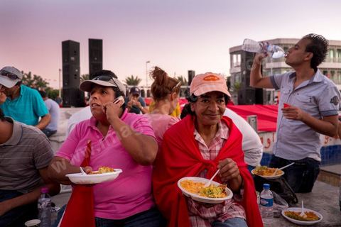 31 juillet 2013 : Rupture de jeune et diner de l'iftar tous ensemble sur la plce du Bardo. depuis 4 soirs, les tunisiois se réunissent sur la place devant l'Assemblée Nationale dans le quartier du Bardo de Tunis. Autour des sitins nocturnes des députés en grève, la population vient manifester son mécontement suite à l'assassinat du député Mohamed Brahmi et des 8 militaires au Jebel Chambi